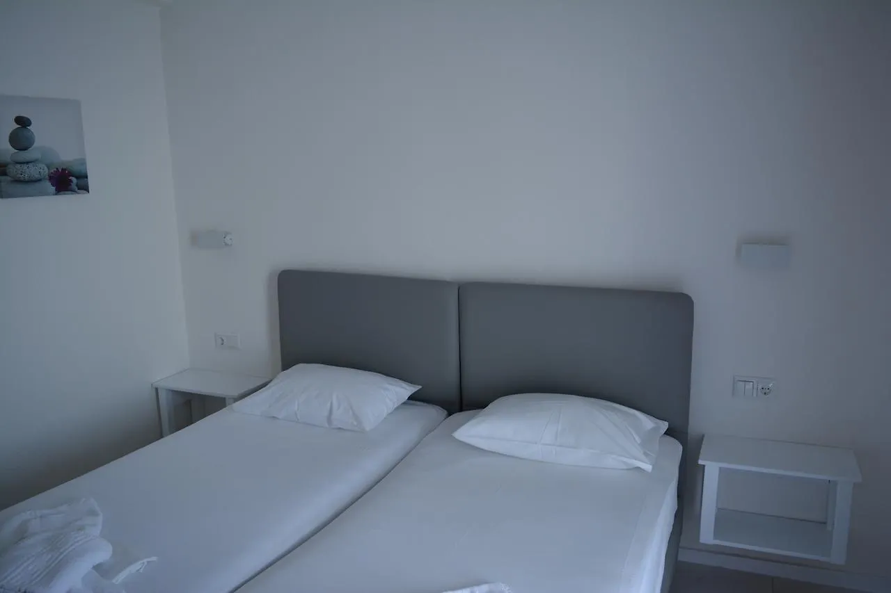 Kangaroo Hotel Mola Kalyva